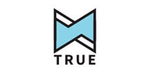 Logotipo de TRUE con una «M» geométrica y abstracta en azul claro y líneas negras sobre fondo blanco.
